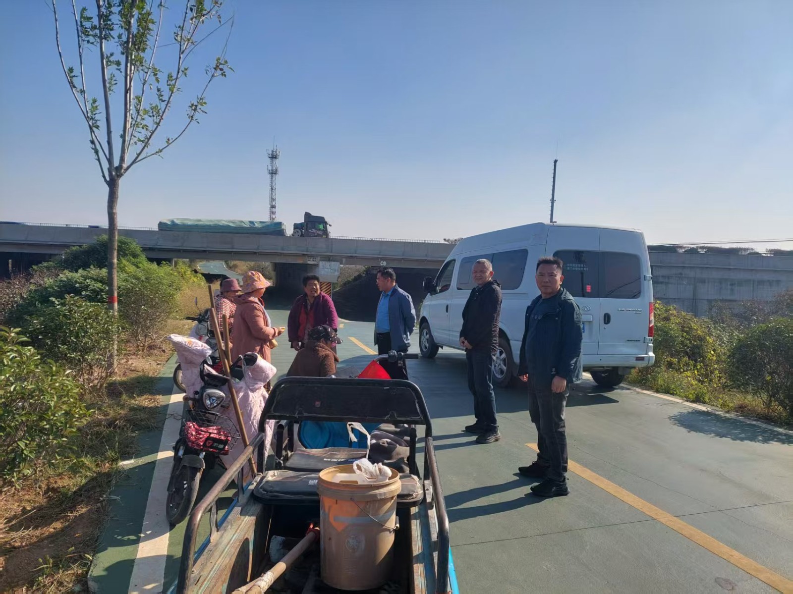 镇领导胡雷带领各部门开展防火及大气污染防治巡察。