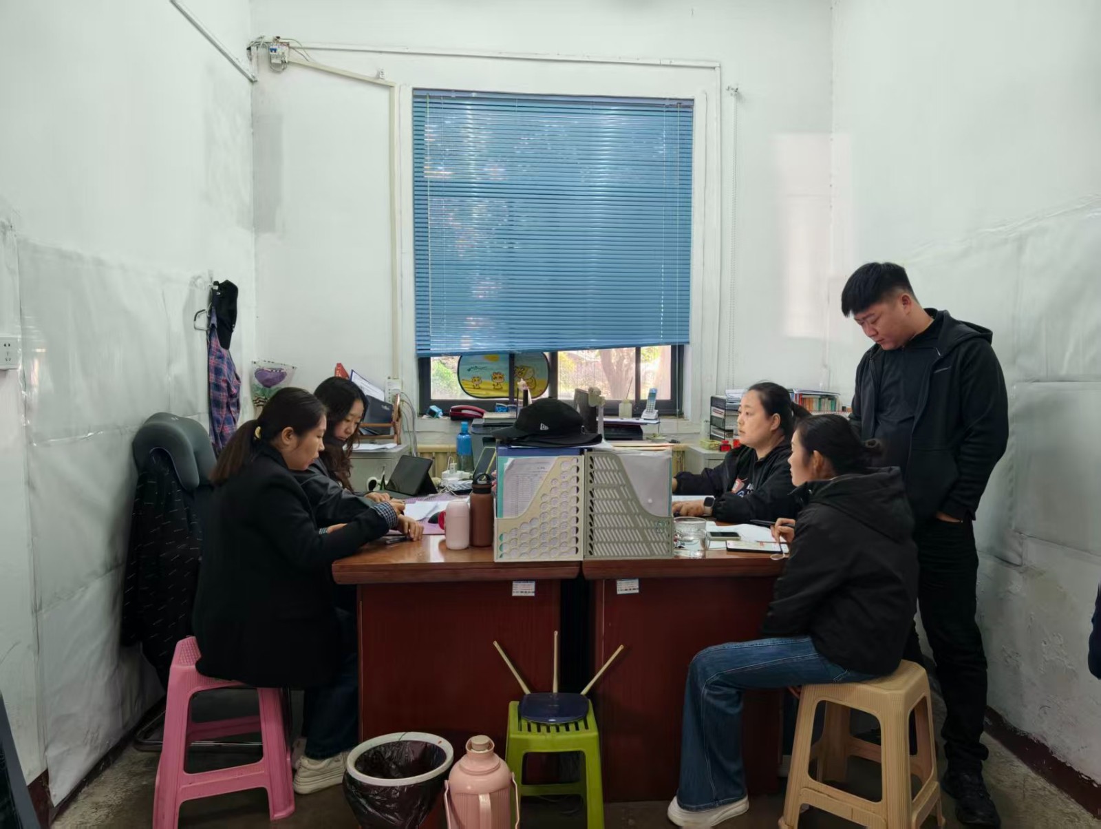 统计岗指导村级进行农业普查工作。