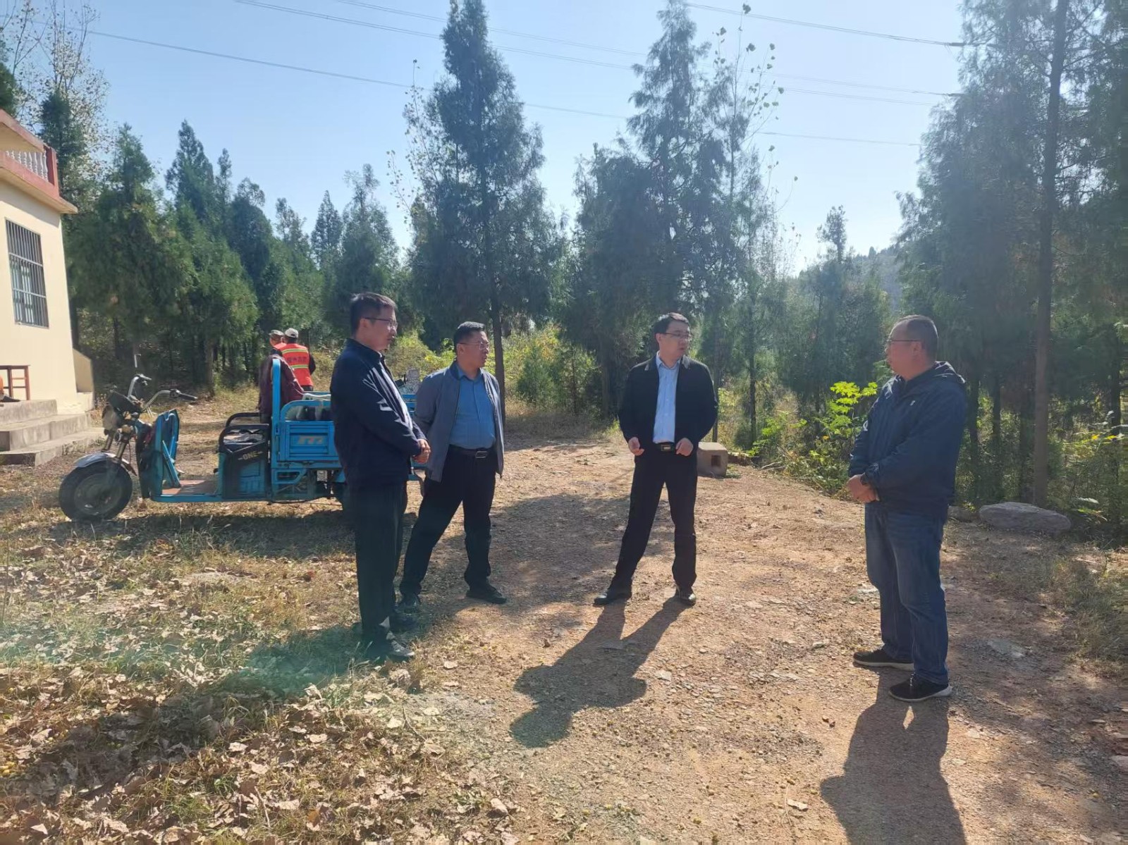 滕州市应急管理局应急安全保障中心李瑞主任到我镇检查防灭火工作，镇领导胡雷、李大民陪同。