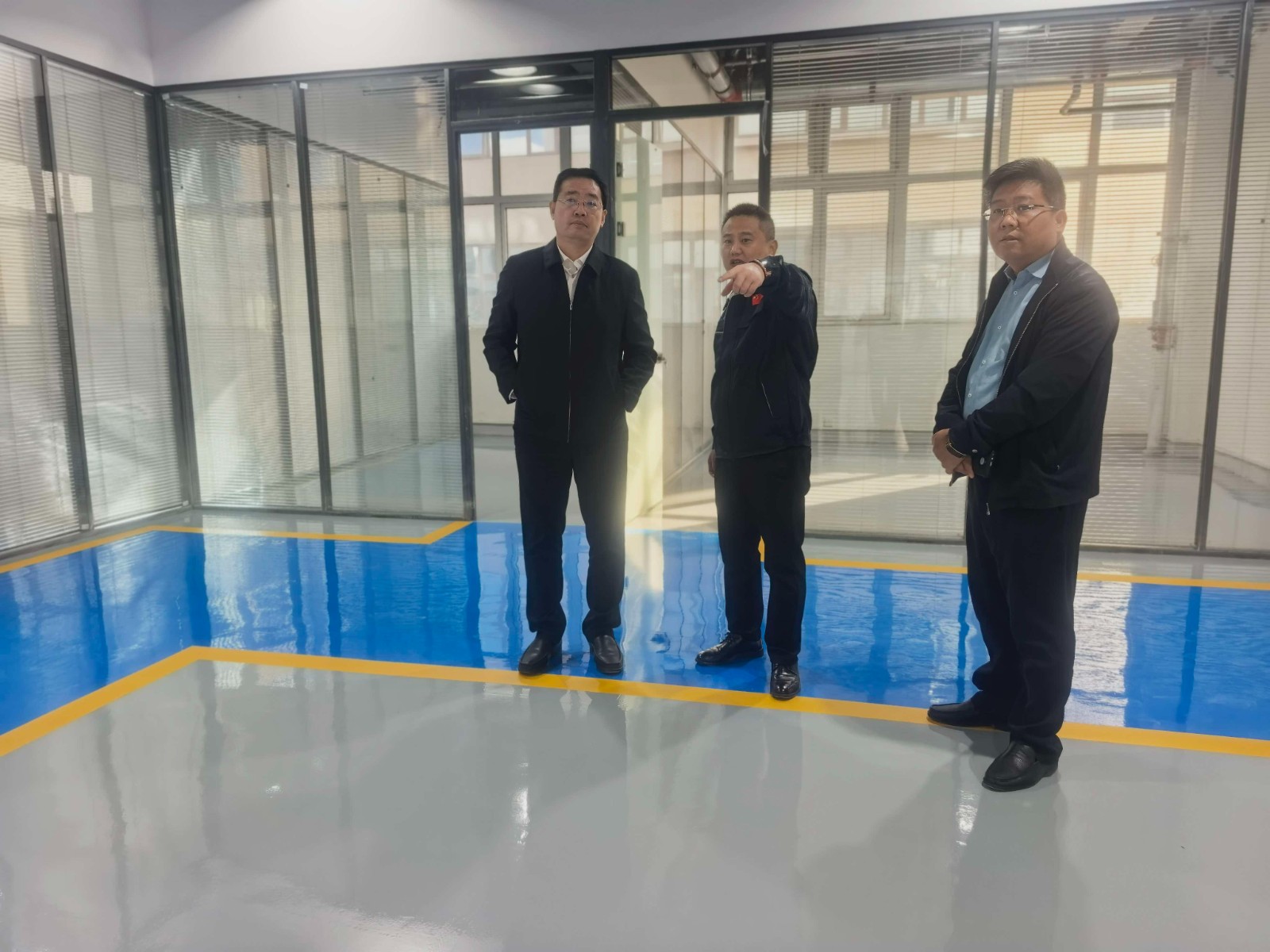 党委书记孔维刚调研重点项目建设进度，镇领导马运喜陪同。