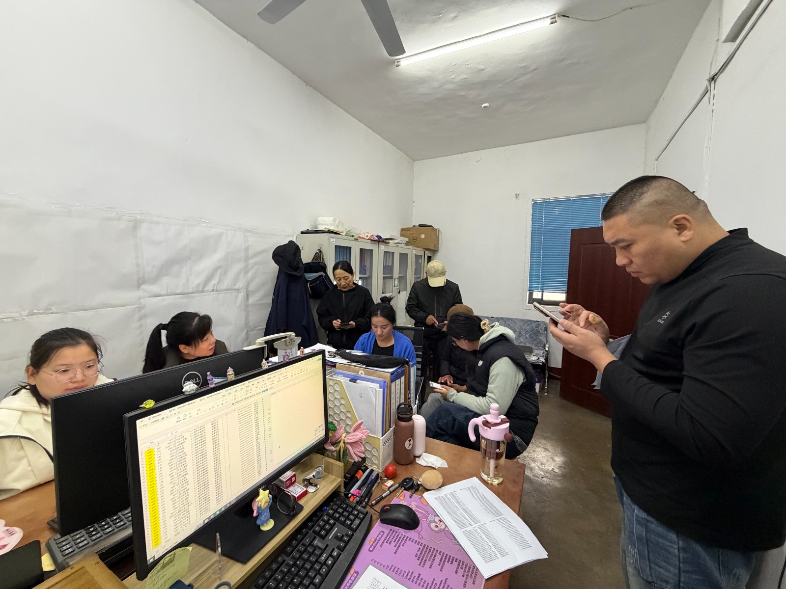 统计岗指导村级进行农业普查。