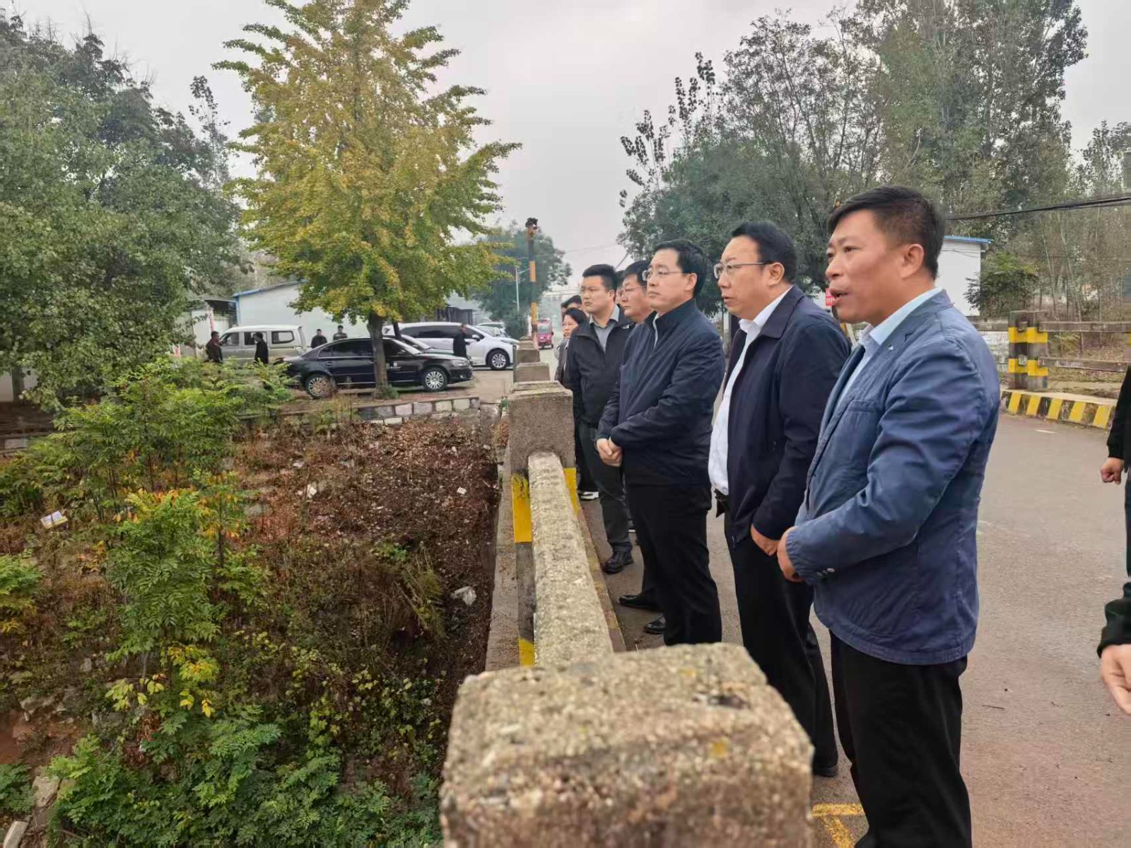 市城乡水务局党组书记、局长王学焱带队赴柴胡店镇调研重点水务工作。柴胡店镇党委书记孔维刚，镇领导孙彦固陪同调研。