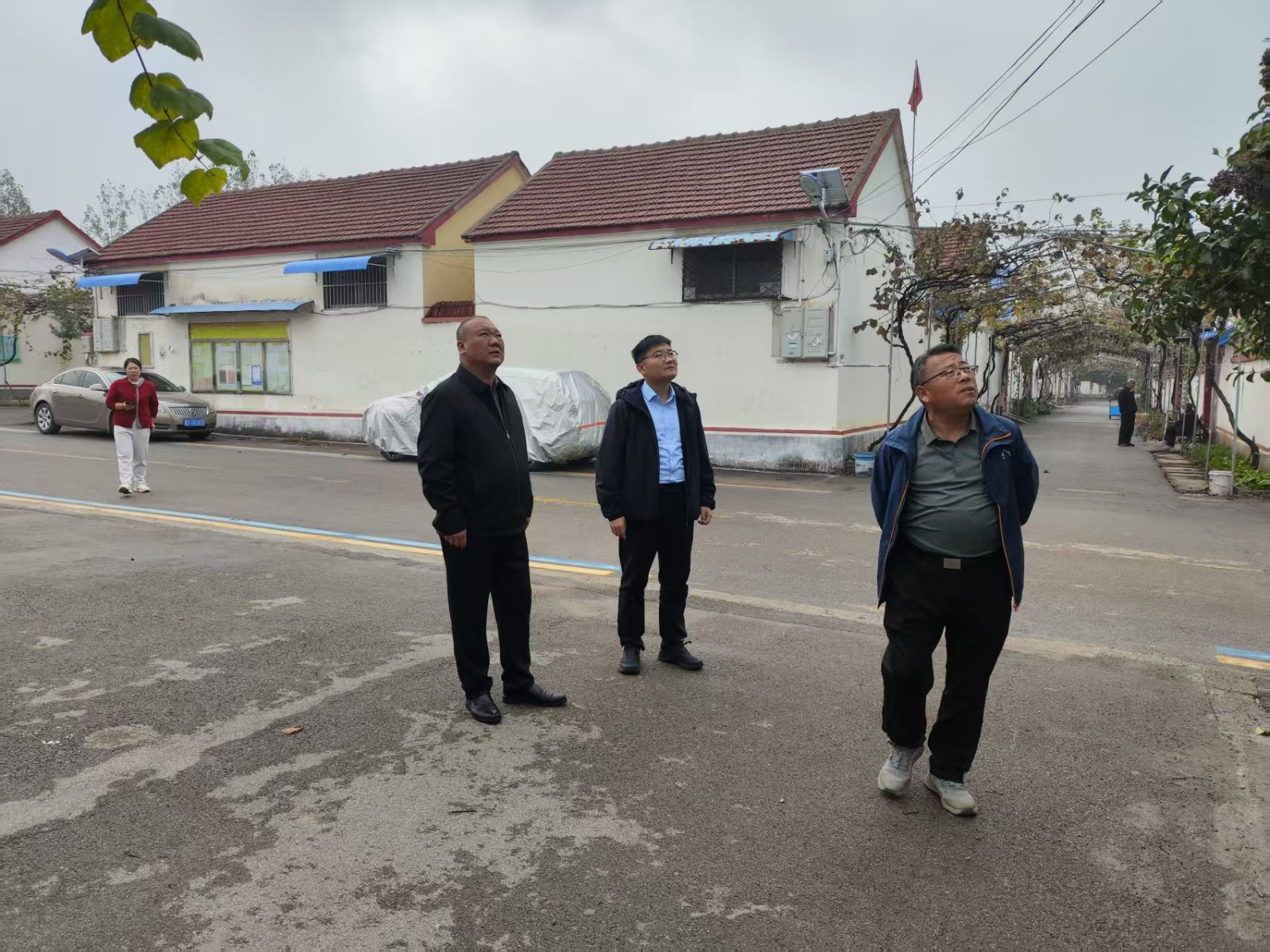 镇领导李铭镇到胡套村查看应急广播。