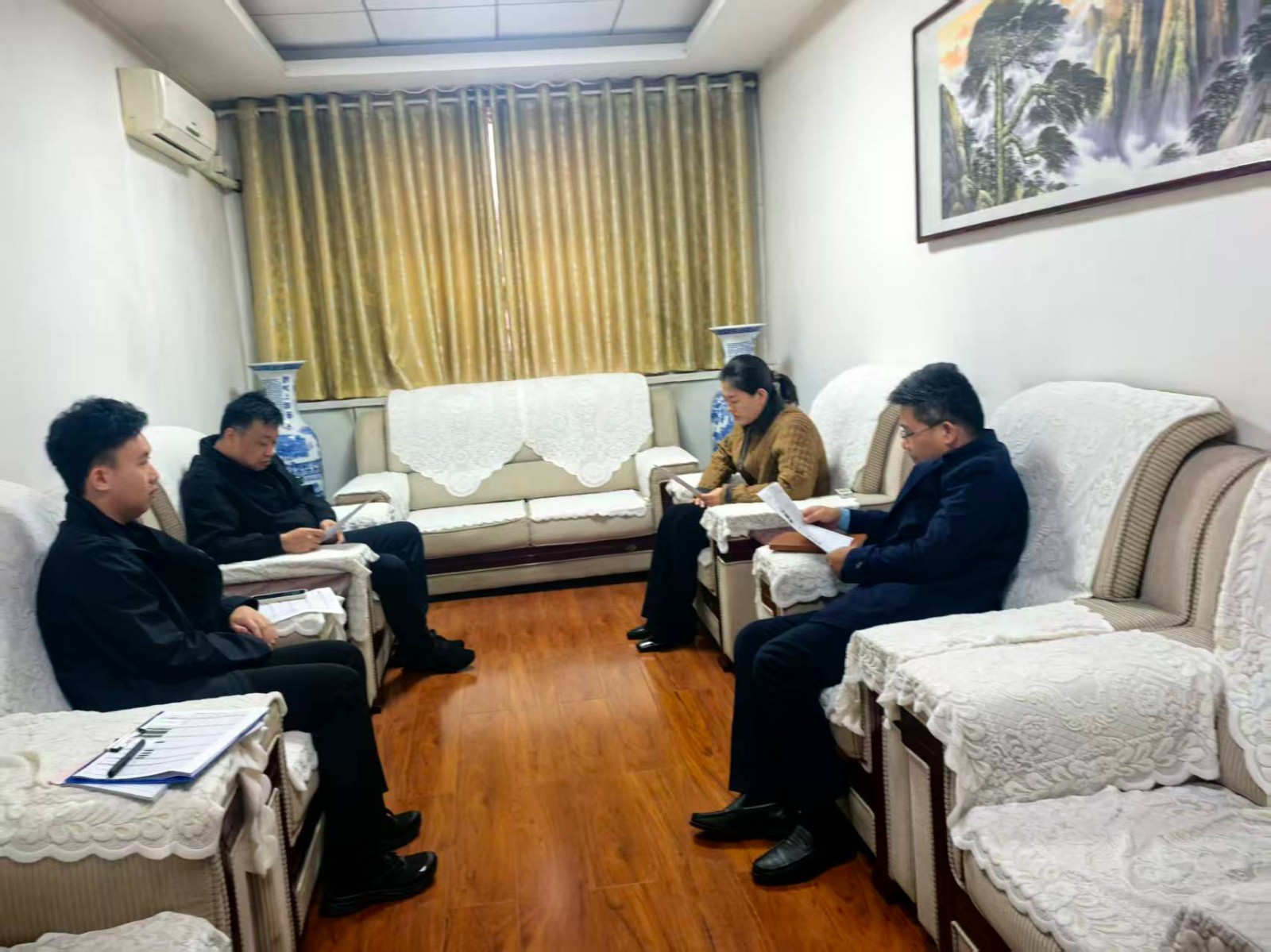 市统计局党组成员、副局长段修庆来我镇督导农业普查清查摸底工作进度。镇党委副书记、镇长方梅，镇领导马运喜陪同。