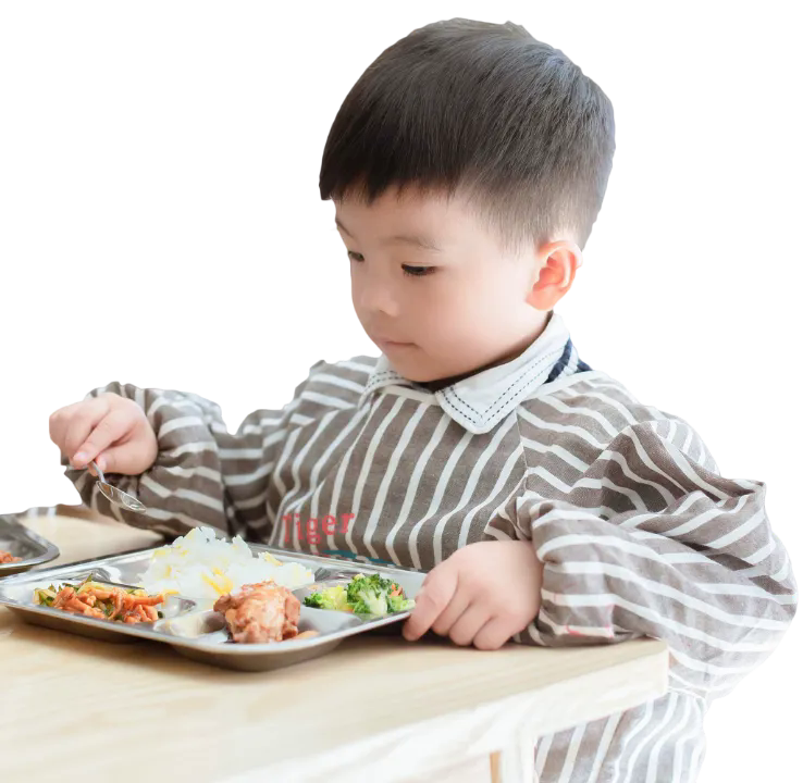 千库网_在幼儿园吃饭的孩子_元素编号12926224.png