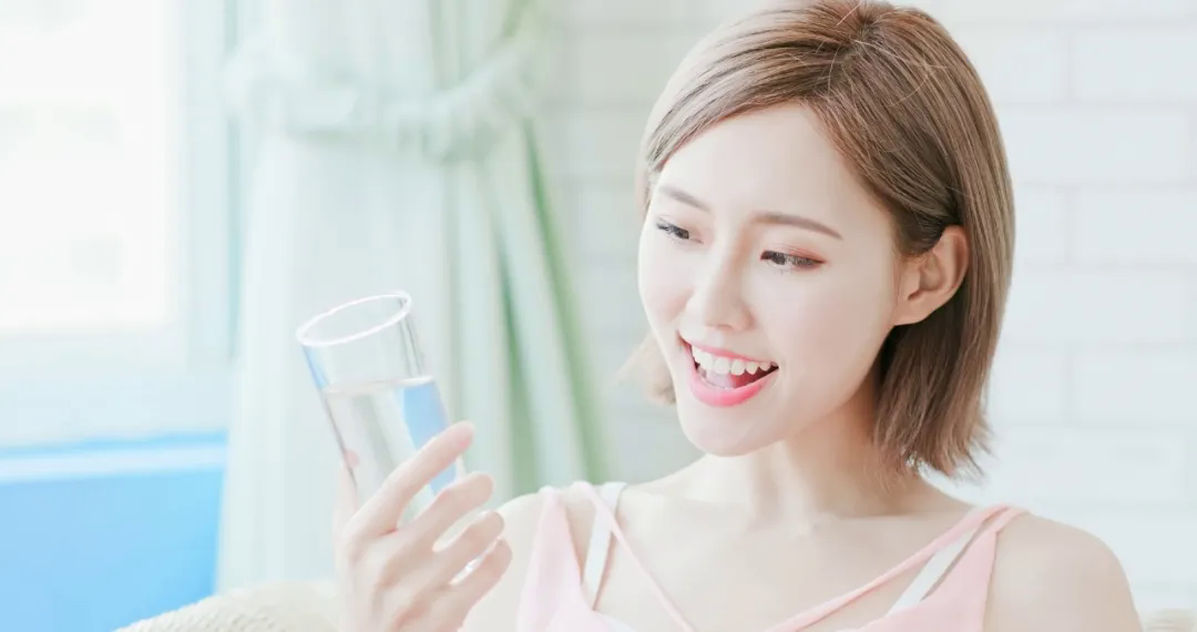 千库网_手拿水杯的美女健康生活_摄影图编号20523425.png