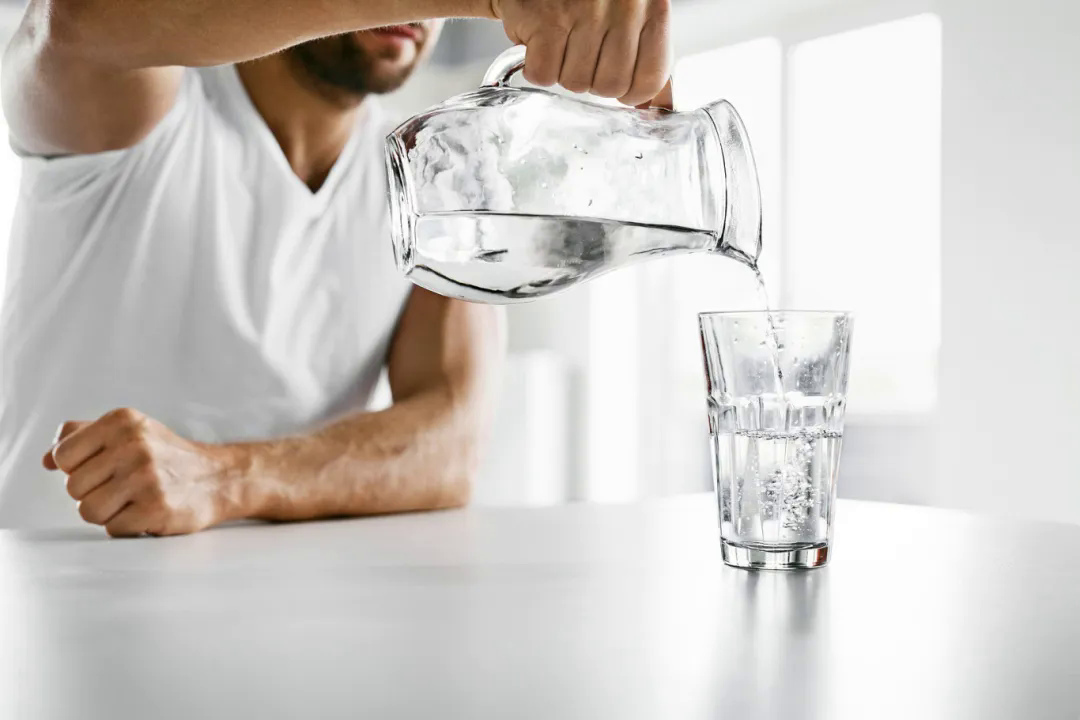 千库网_喝水。特写人把水倒进玻璃里。水化_摄影图编号274330.jpg