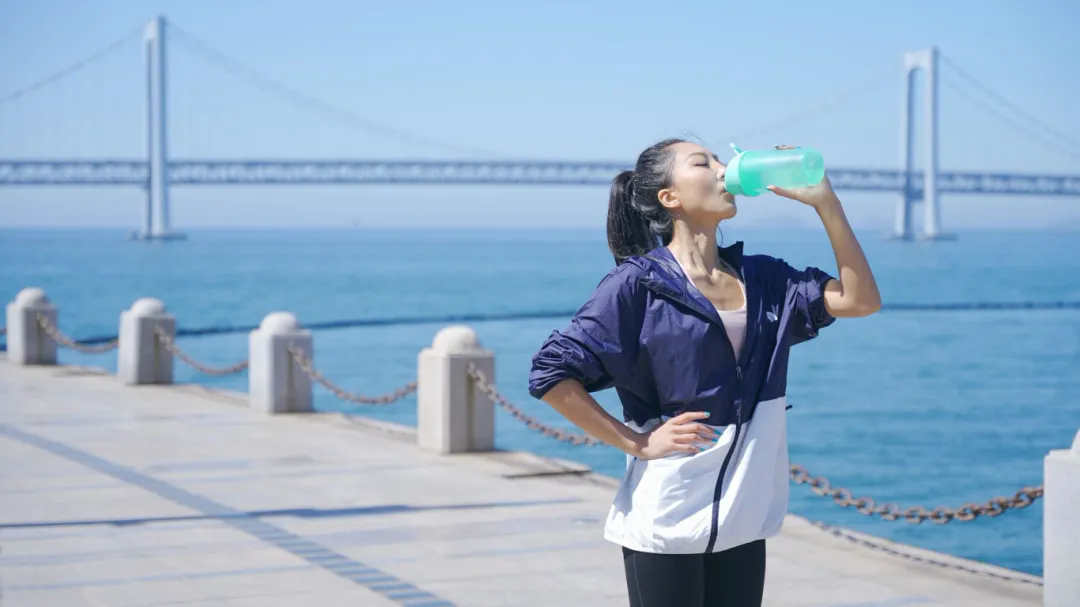 千库网_美女湖边晨练运动休息喝水补充水分_摄影图编号229826.jpg