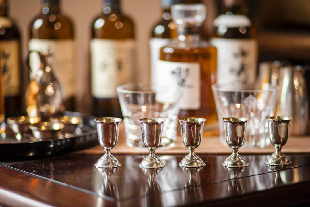 千库网_桌上的酒杯下午酒杯室内无摄影图配图_摄影图编号197288.jpg