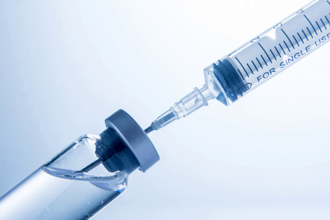 千库网_注射器抽取药物_摄影图编号147509.jpg