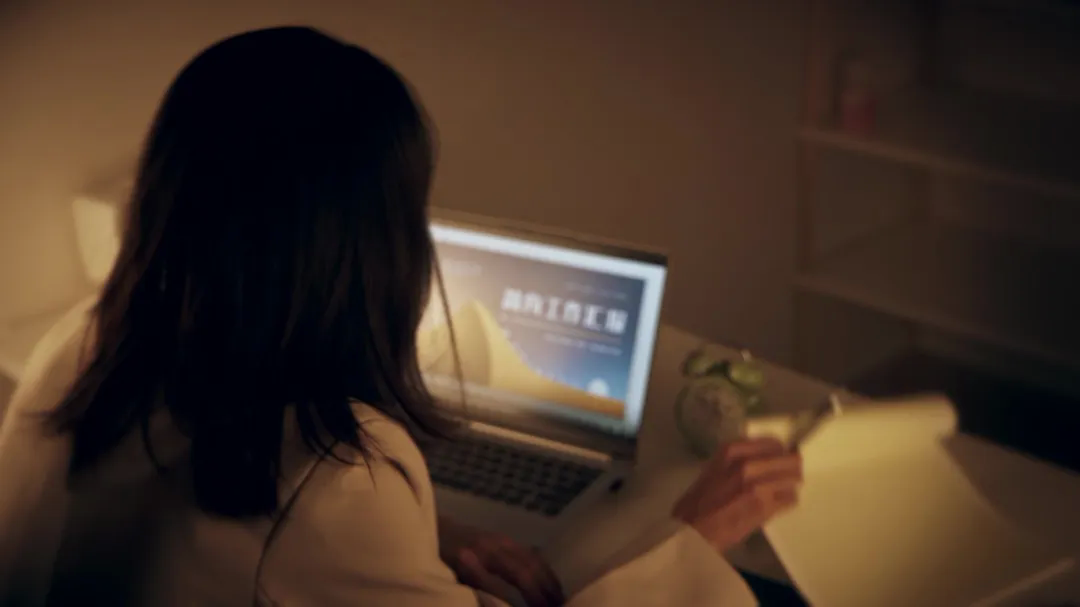 千库网_深夜加班的女性做笔记完成工作汇报做ppt_摄影图编号272014.jpg