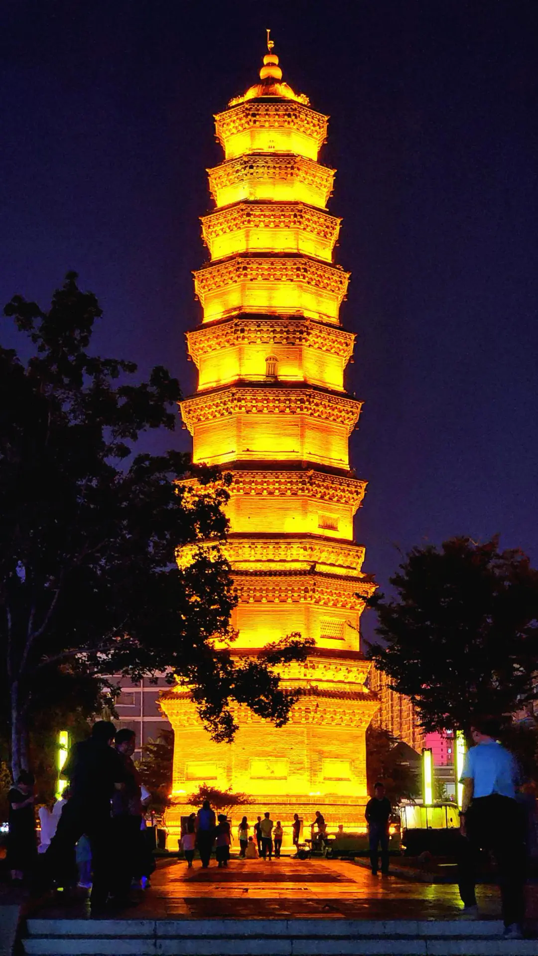 龙泉塔亮灯