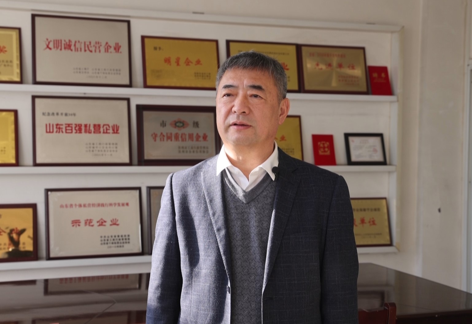 崔东：兴企为民