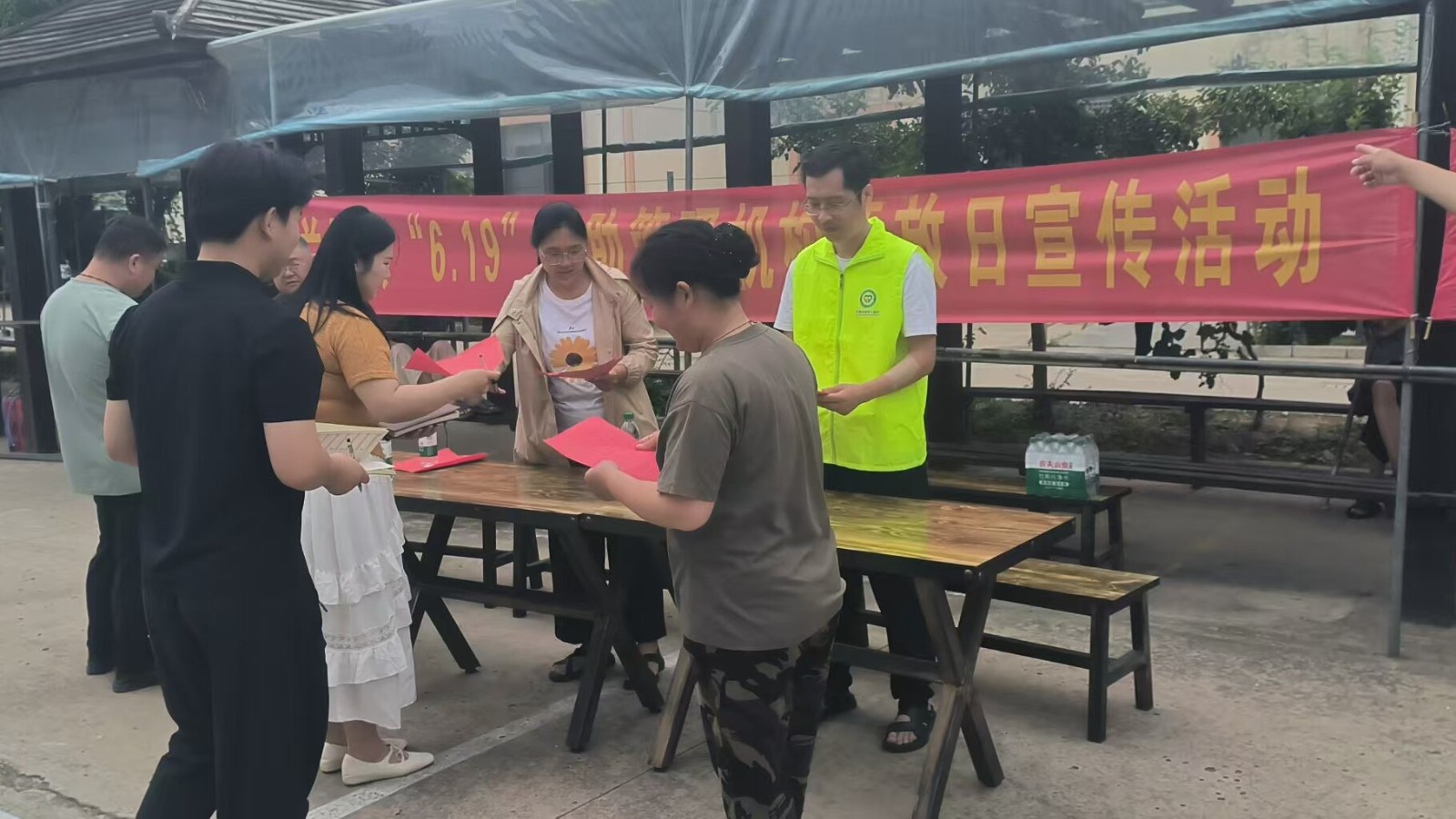 发放宣传材料