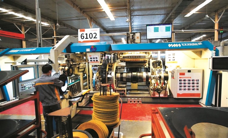 雄鹰轮胎（青州）有限公司生产车间内工人正在加紧生产。