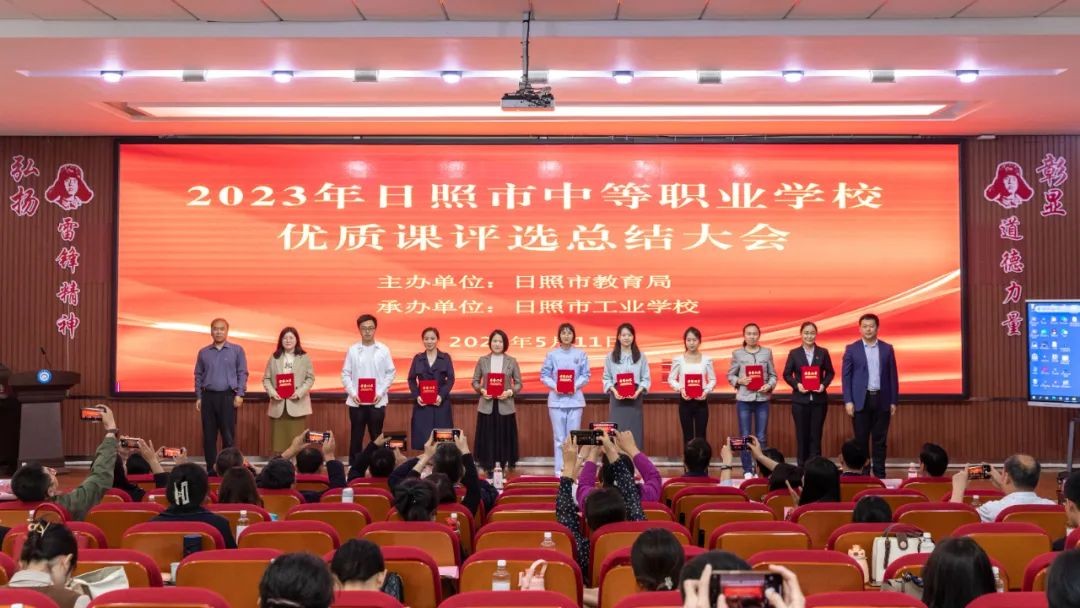 右二：李兴梅