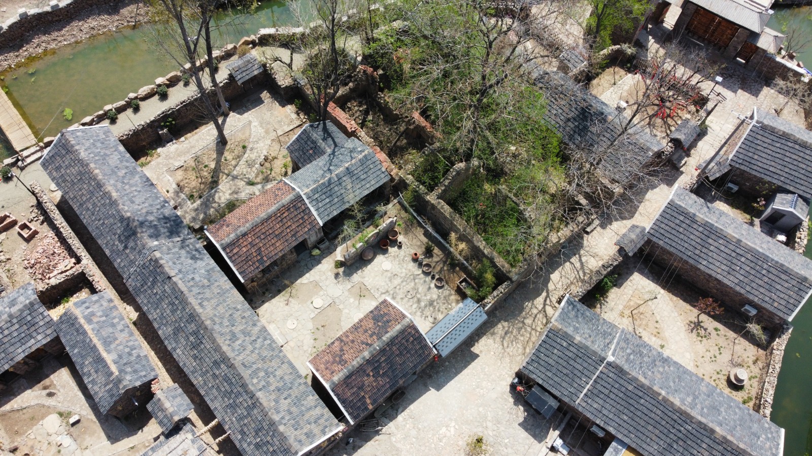 库山乡苑家沟古村（3）。拍摄地点：莒县，拍摄时间：2025年4月，摄影：李华，联系方式：13774935113