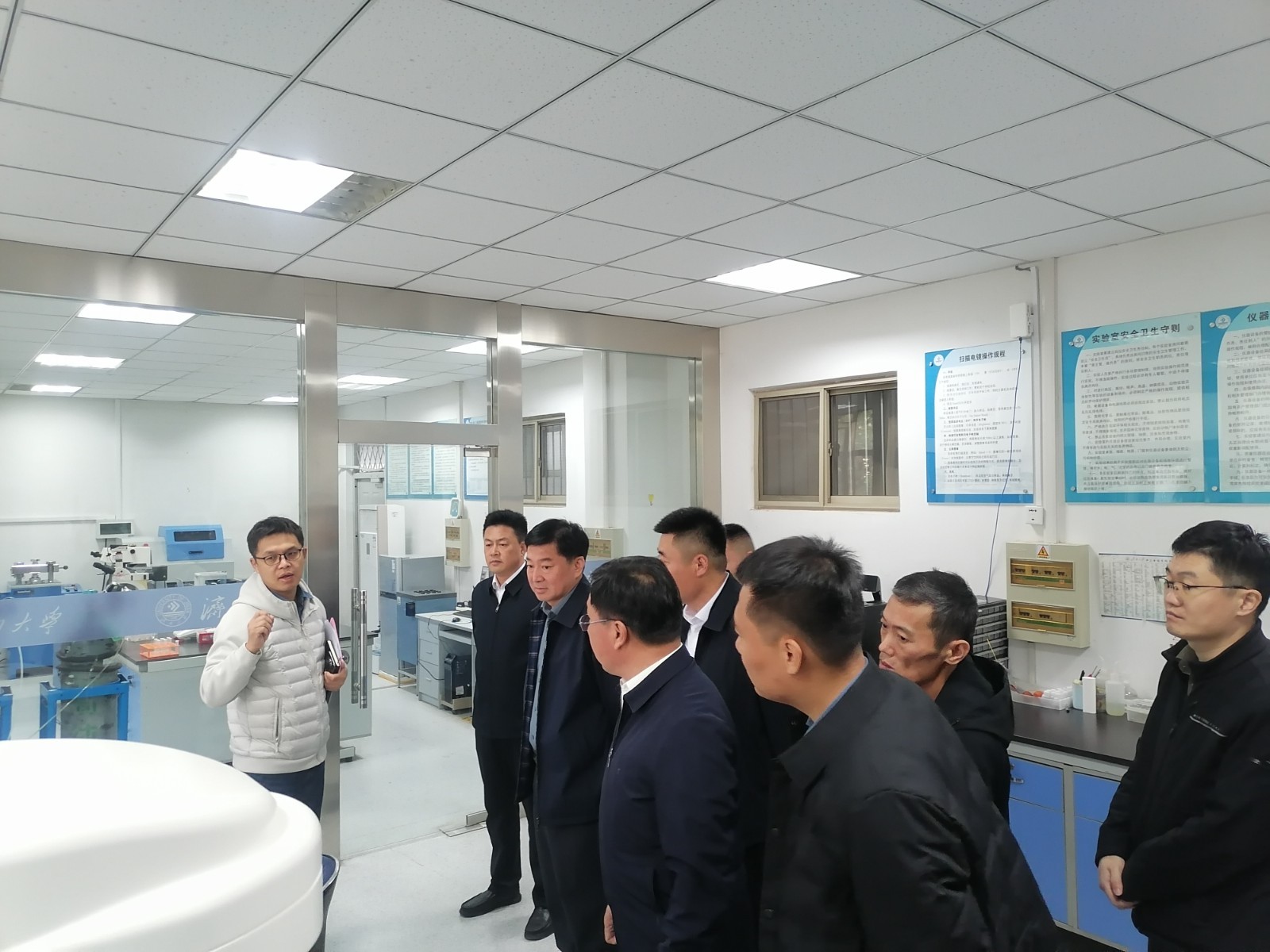 参观山东省绿色与智能建筑材料重点实验室