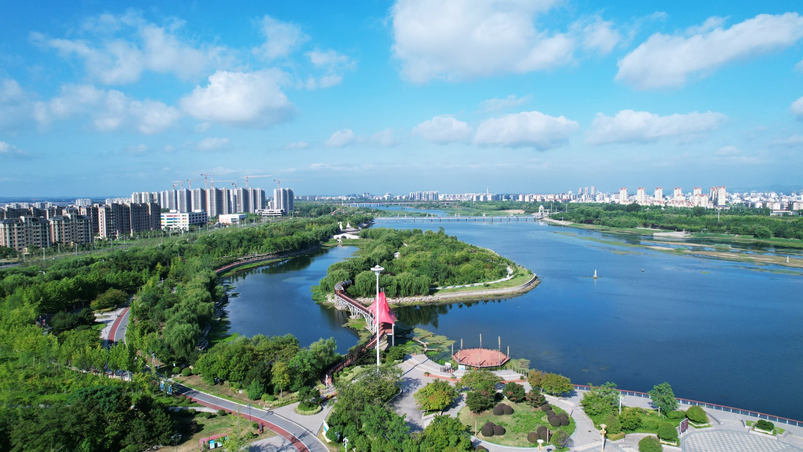 城市绿洲。拍摄地点：莒县，拍摄时间：2025年7月，作者：田立峰，联系方式：17863361068