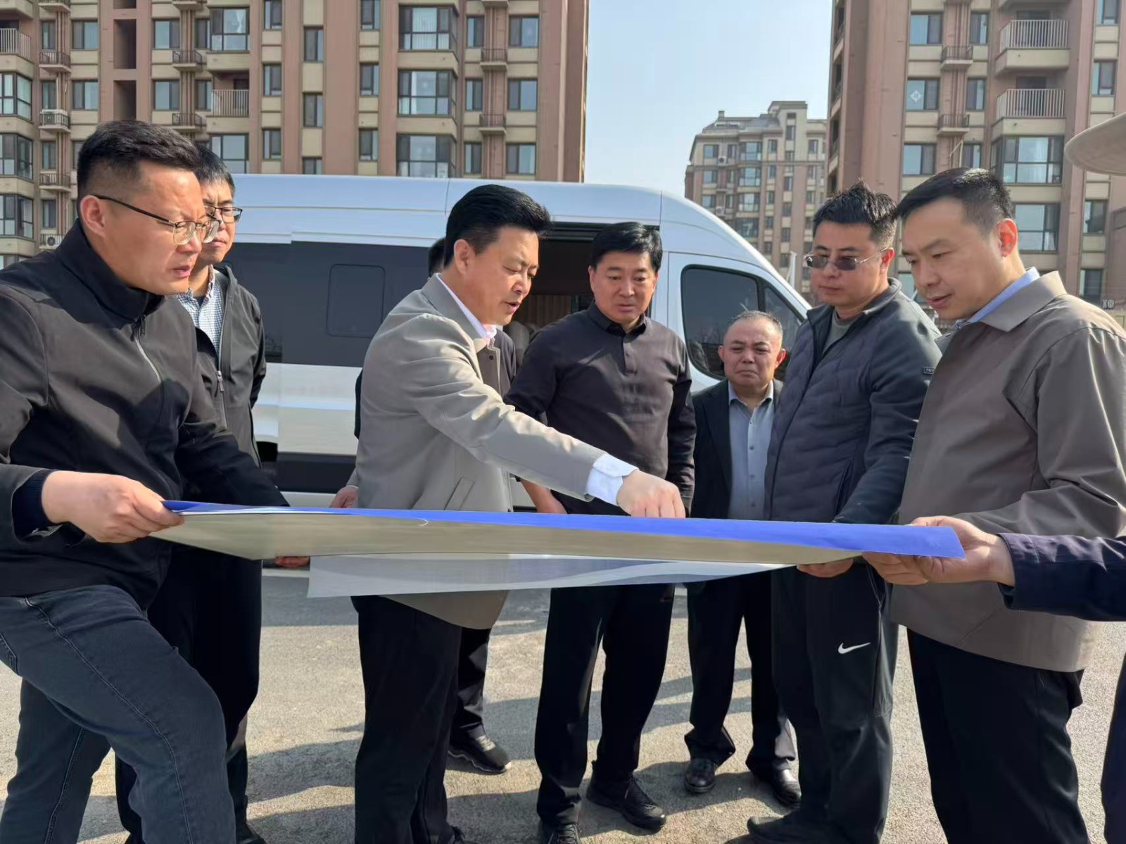 徐县长会同县府办、住建局、财政局、城阳街道到沭东花园项目查看施工进度情况。