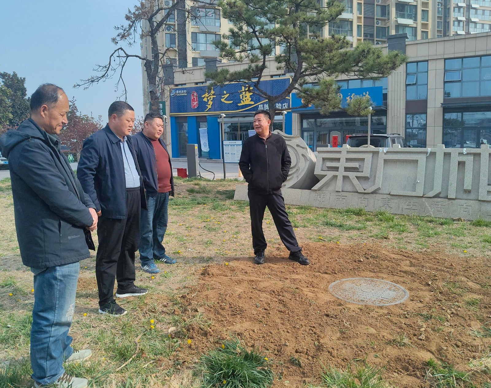 现场查看绿地安全隐患