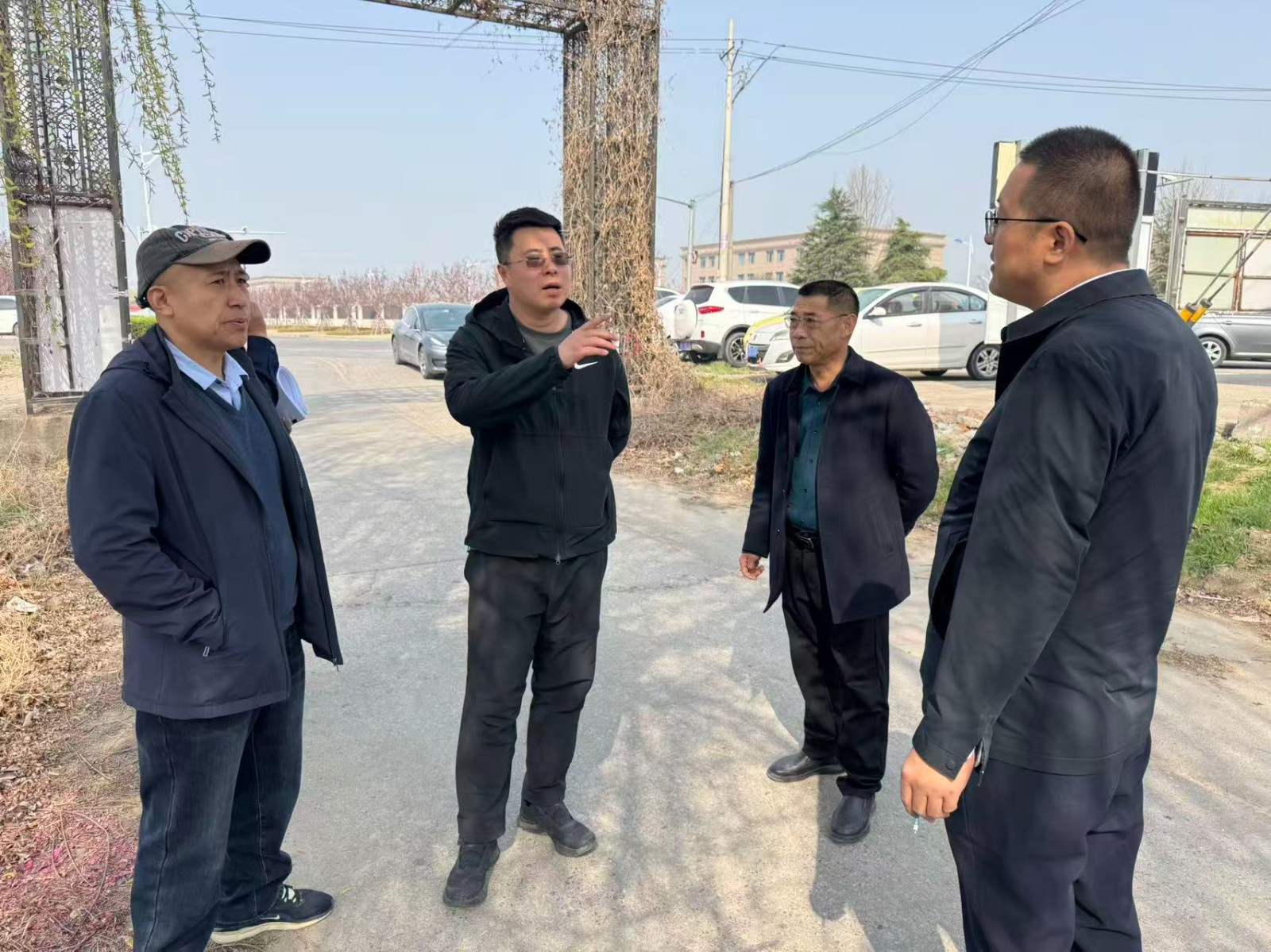 城建科会同开发区、阎庄街道及施工单位到福山路（潍徐路-青岛路）项目推进施工放线情况。