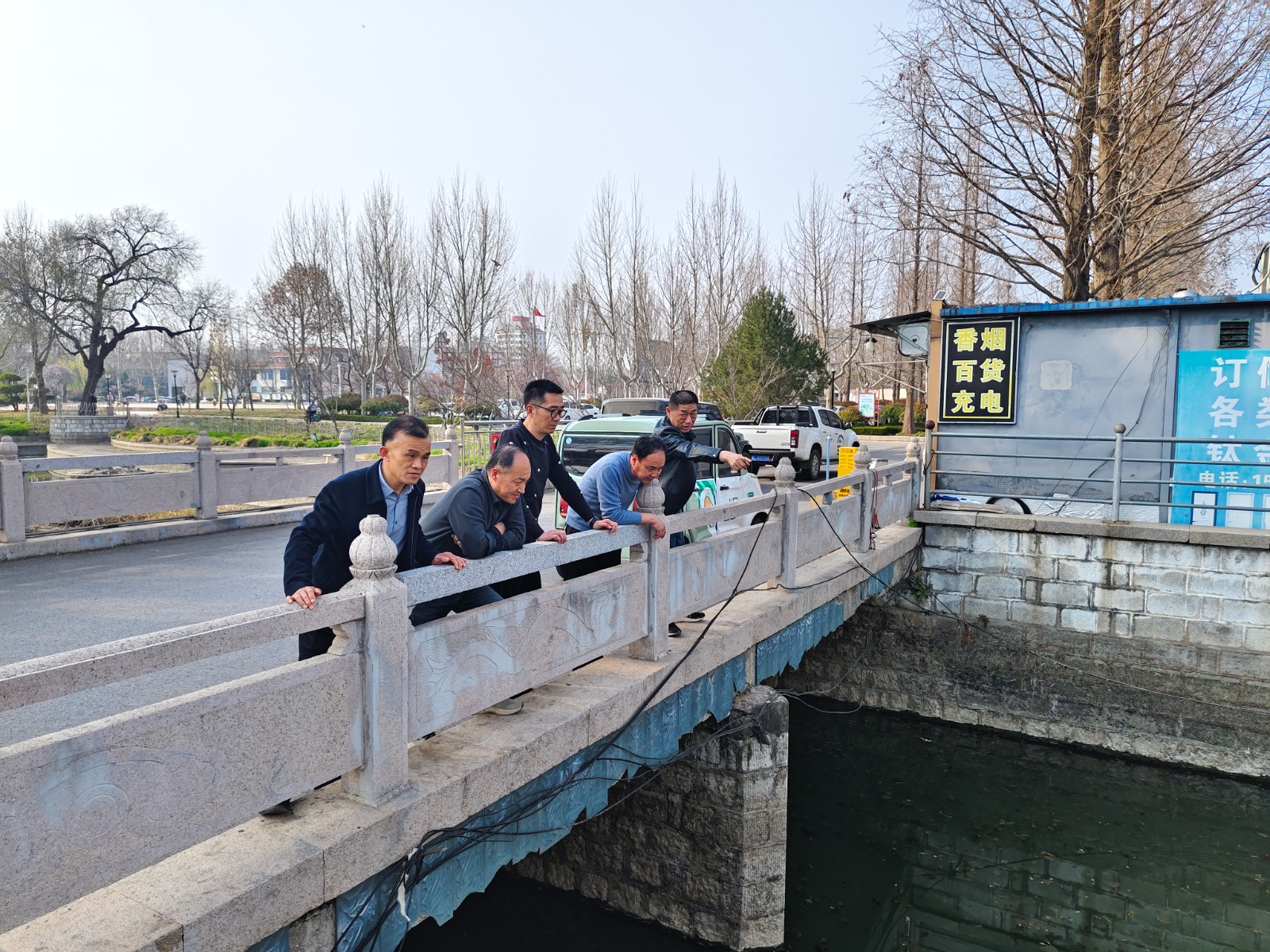 王主任带领排水服务科、市政公司到刘家沟、护城河现场排查污水管网破损点，并要求制定详细整改方案尽快组织施工。