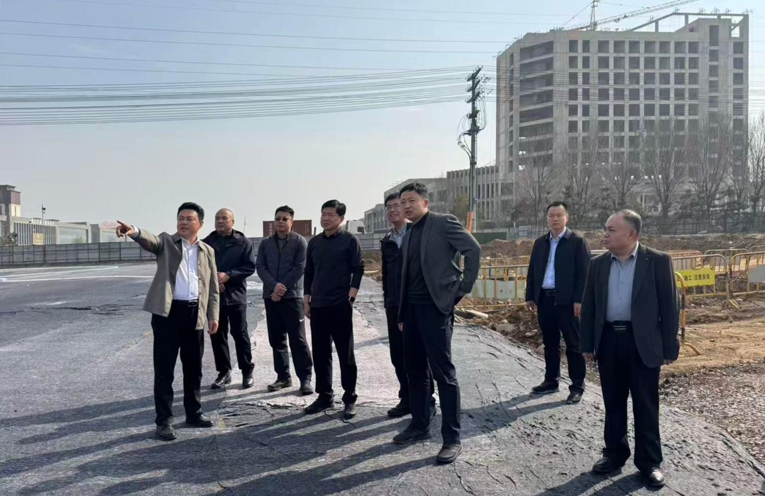 徐县长会同县府办、住建局、财政局、城阳街道到枣庄路、青年路项目查看施工进度情况。3