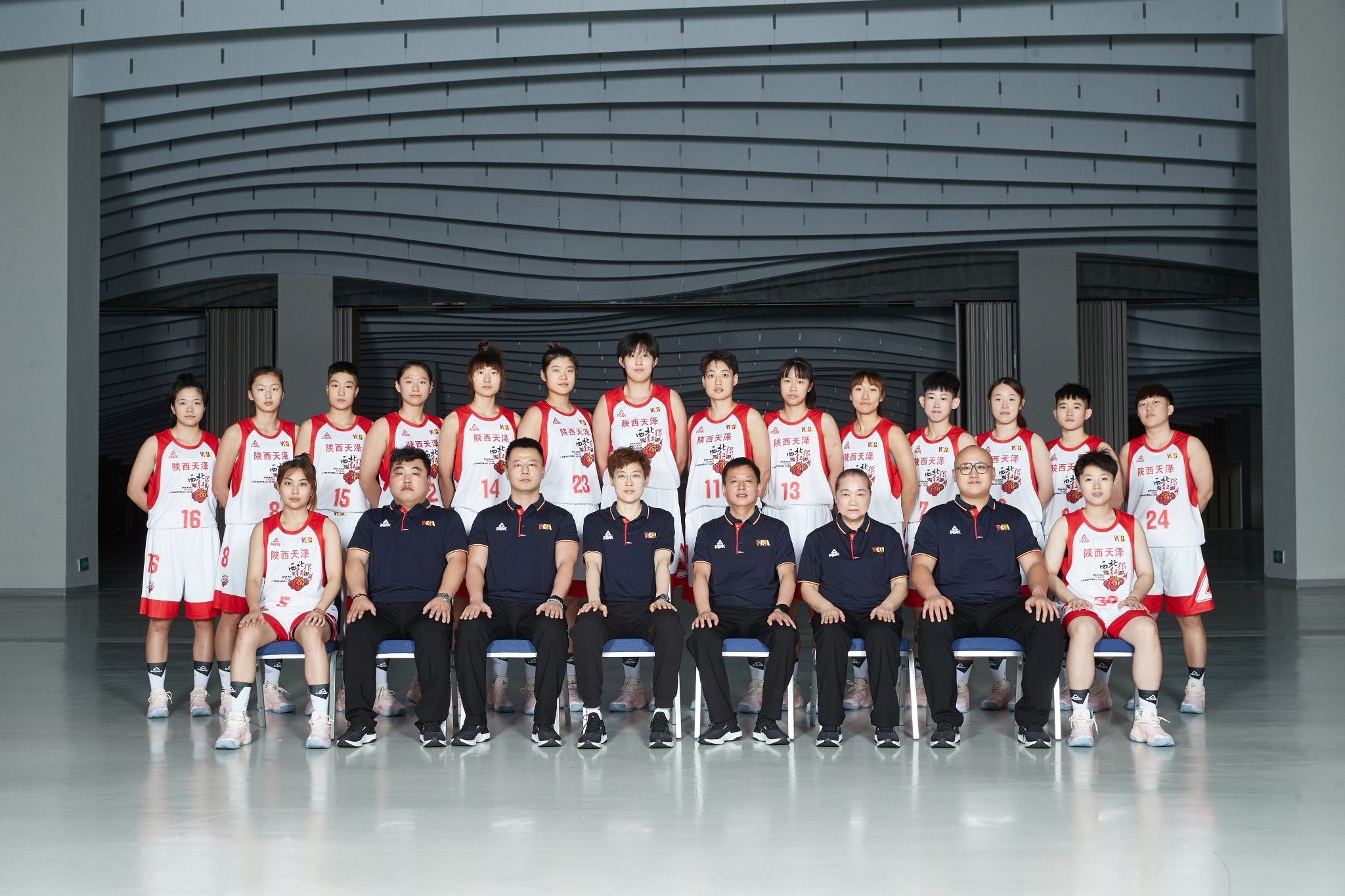 (图为陕西女篮全家福)北京首钢长城女子篮球队:始建于1956年,队伍打法
