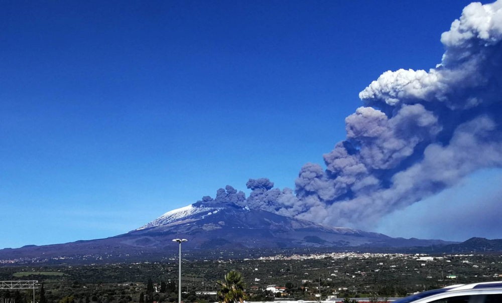 意大利埃特纳火山喷出岩浆和火山灰