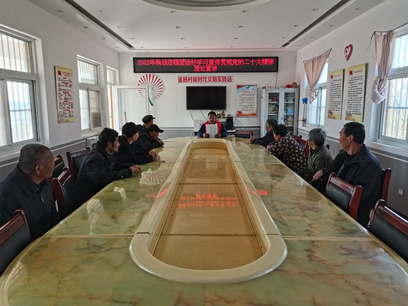 10月31日，宁津县柴胡店镇崔杨村新时代文明实践站在本村新时代文明实践理论宣讲室组织开展学习宣传贯彻党的二十大精神理论宣讲活动