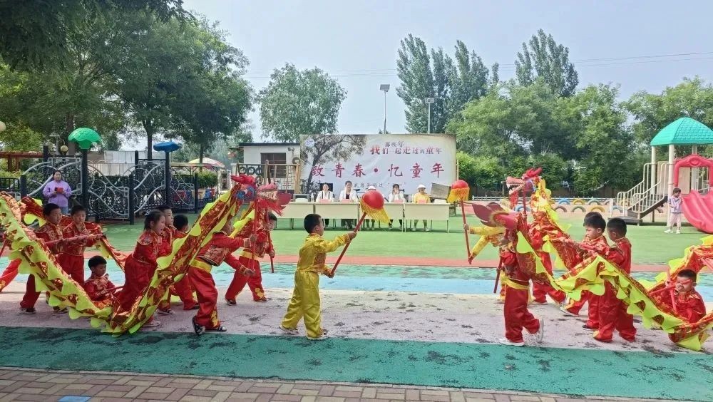 5月29日，宁津县柴胡店镇中心幼儿园开展了舞龙活动