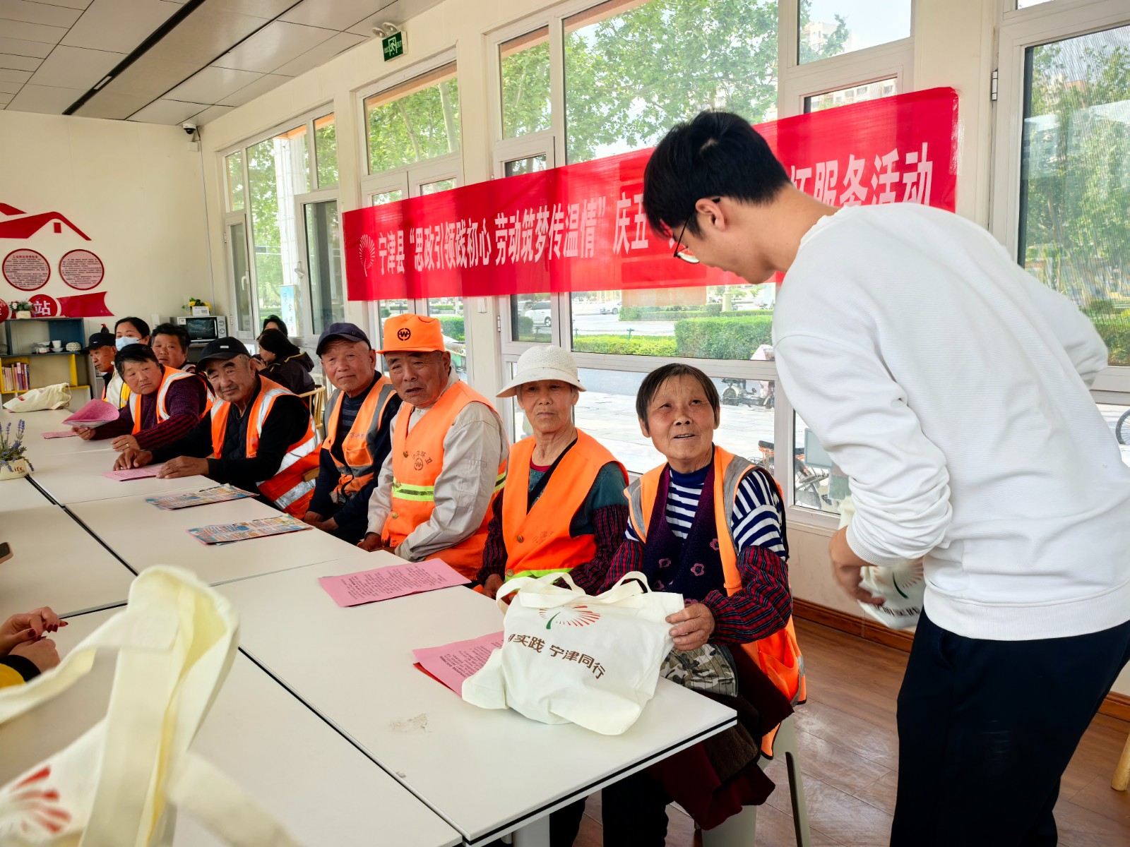 宣传部发放暖心关怀礼包
