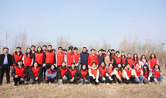 青年志愿者积极参与全区义务植树活动92