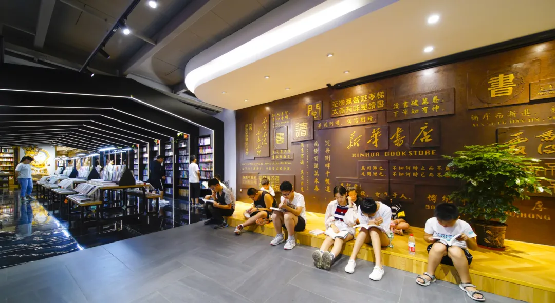 1.新华书店内，孩子们在专心阅读.JPG