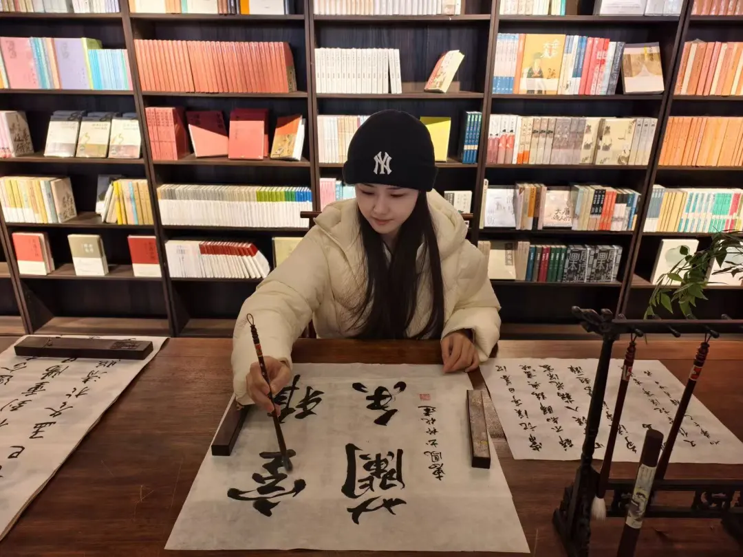 2.游客在章丘明水古城阡陌书店内感受墨韵书香.jpg