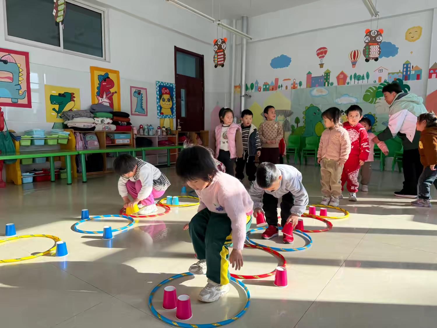 幼儿园体育游戏100例图片大全集中班(幼儿园体育游戏100例图片大全集中班教案)