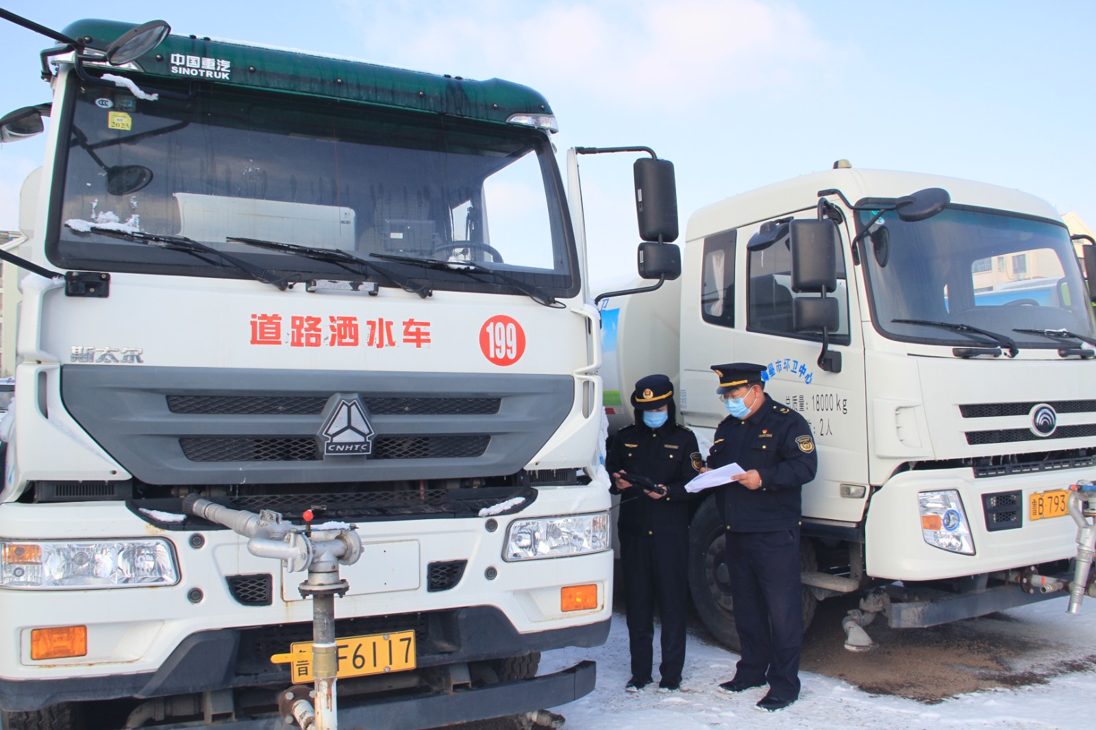 1-1生态环境执法人员利用OBD诊断仪对柴油货车进行现场检查，雪景配雪“警”更显感动。