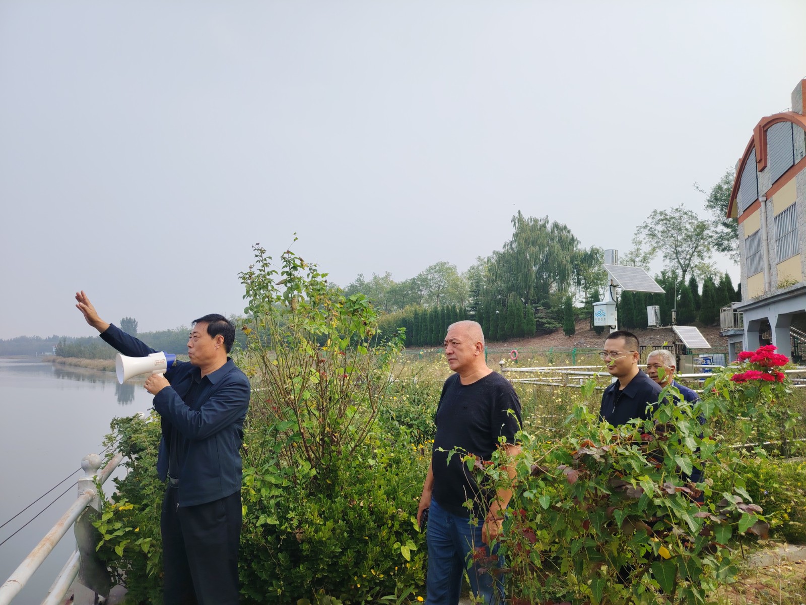 4喊话岸畔戏水游玩人员