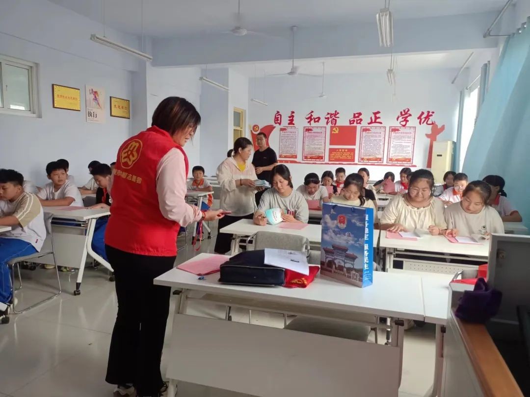 7月13日，安仁镇开展“倡文明