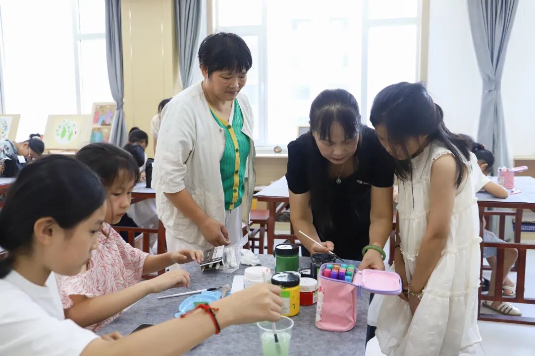 岚山区安东卫街道“石绘“文化小院走进万和社区文化书院开展非遗教学活动。.JPG