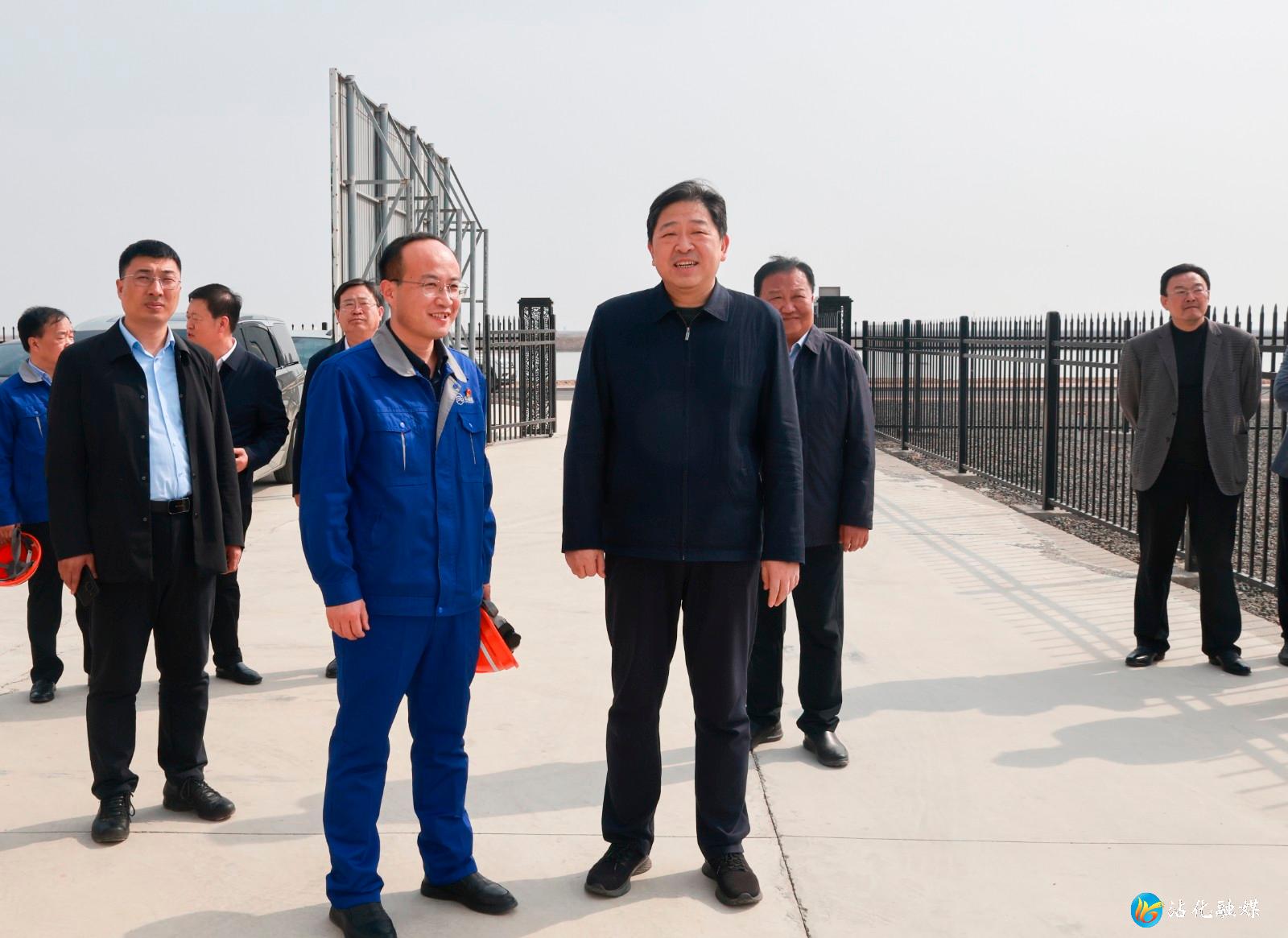 袁志勇到区临港产业园走访调研并主持召开沾化区2024年度政企同心成就