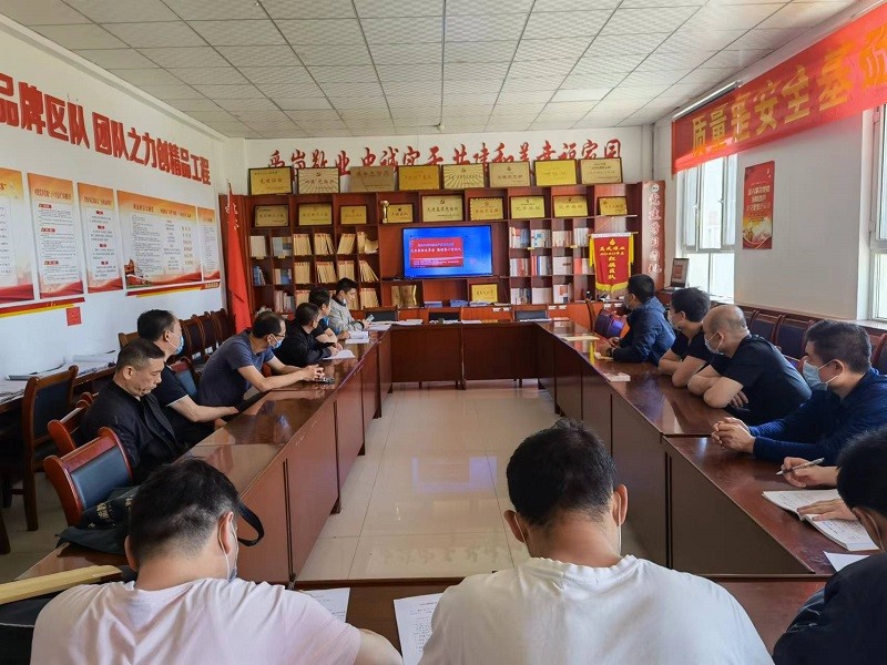 团员在区队观看安全生产警示教育片现场图