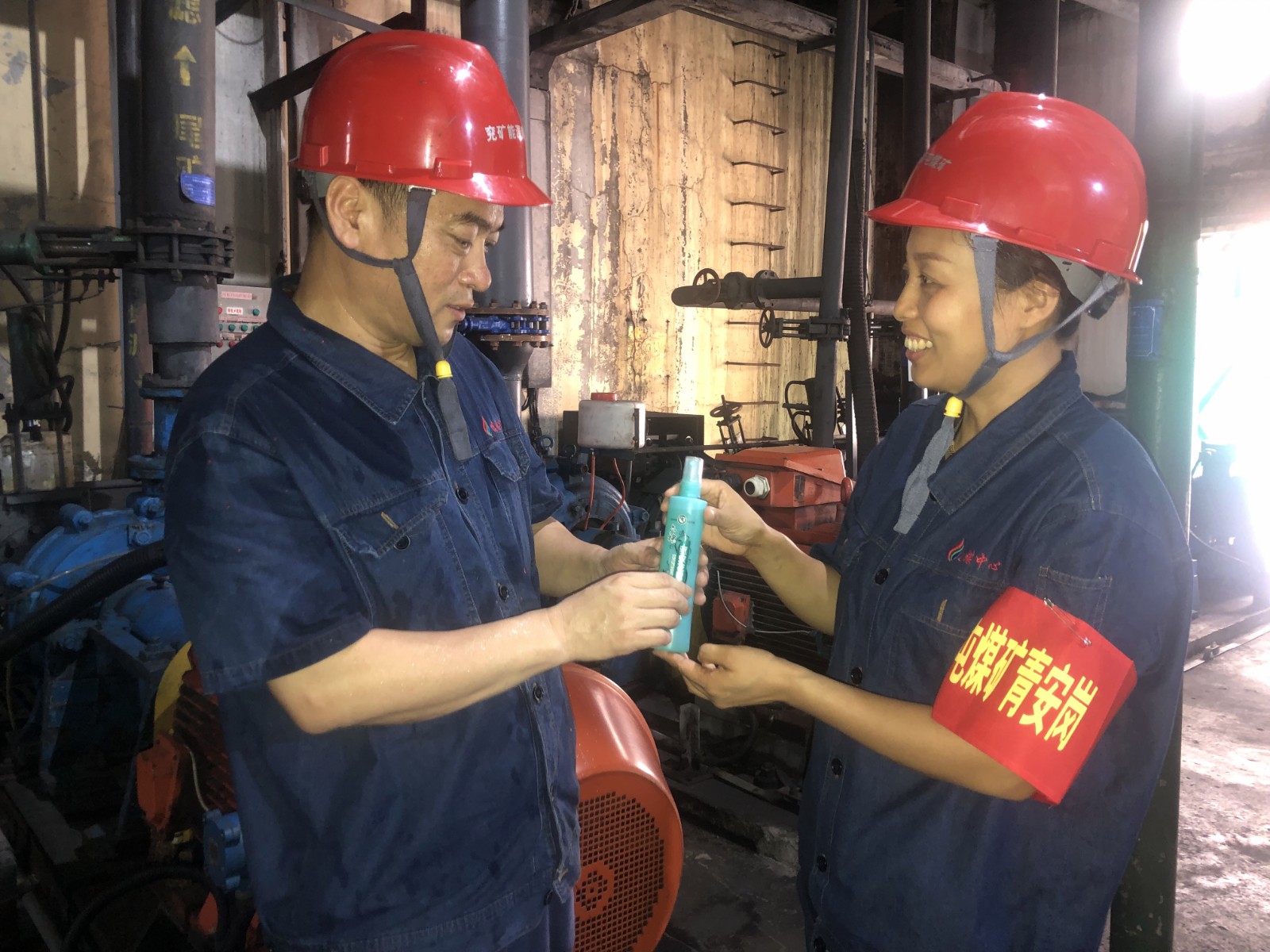 青安岗员送上防暑降温物品