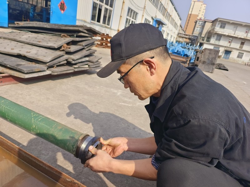 图为张利在对改装后的风水管快速对接工装进行试验_副本
