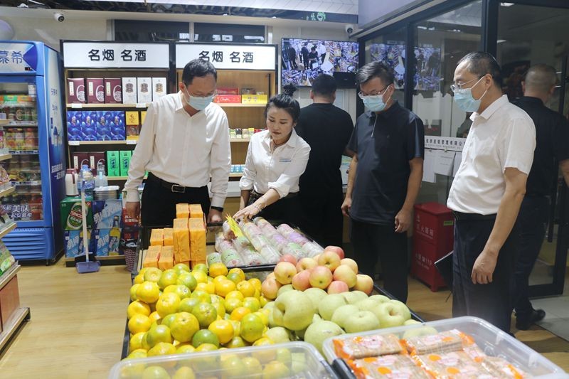 万家乐超市出售月饼（李小卫）