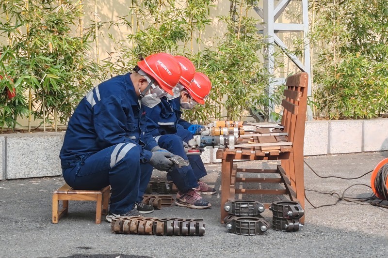 南屯煤矿降本增效团队正在进行修旧利废