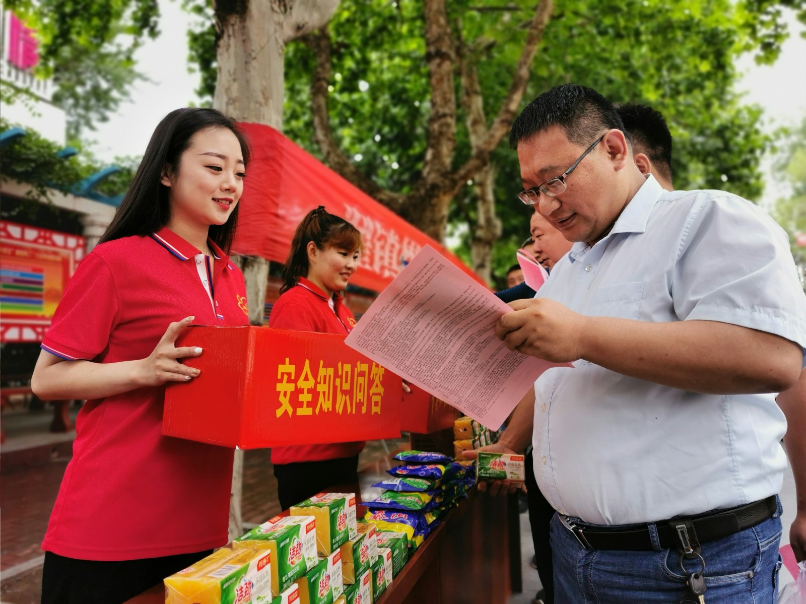 2021年六月安全月“新矿心”志愿队开展安全安全宣传活动（通过现场讲解安全知识、知识有奖问答等灵活多样形势，引导全员增强安全意识，护航安全发展~1