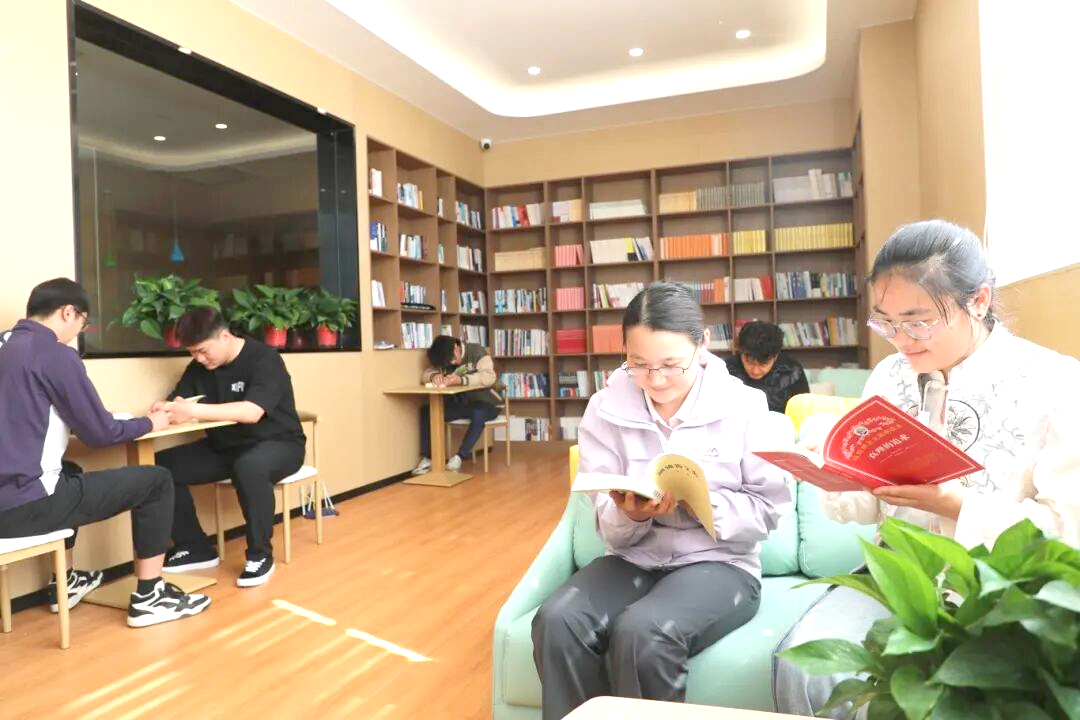 职工书屋.JPG