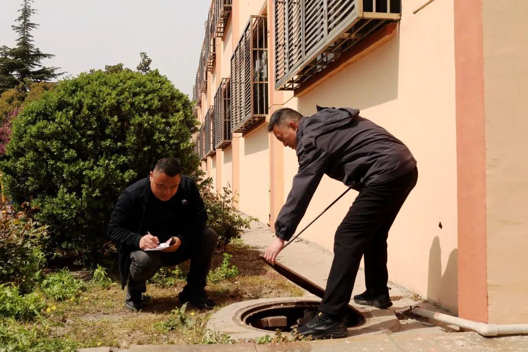 专班排查漏点.JPG 专班排查漏点.JPG